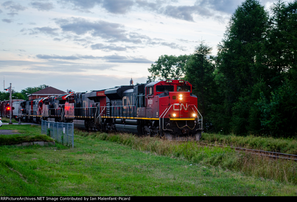 CN 8101 leads 402 at Belzile Avenue